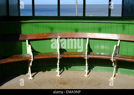 Posti a sedere in legno fanno parte del Vittoriano shelter il Blackpool North Shore Promenade Foto Stock