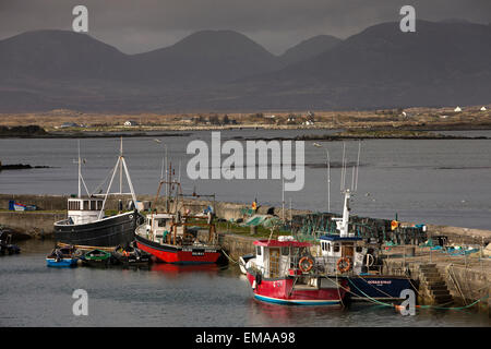 Irlanda, Co Galway, Connemara, Roundstone village, barche da pesca ormeggiate nel porto Foto Stock