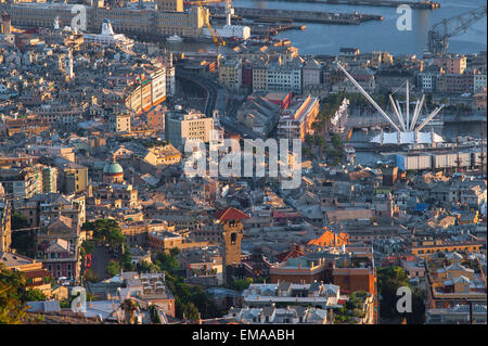 Città di Genova, vista aerea al tramonto dei tetti e delle mura del centro storico - il Centro storico - nella città di Genova, Liguria, Italia. Foto Stock