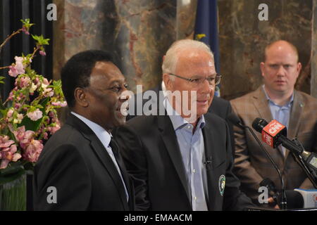 New York, Stati Uniti d'America. Xvii Apr, 2015. Le leggende del calcio Pele e Franz Beckenbauer (r) parlare durante una conferenza stampa presso l'Empire State Building di New York, Stati Uniti d'America, 17 aprile 2015. Entrambi Pele e Beckenbauer giocato per New York soccer club New York Cosmos e sono stati invitati ad accendere la luce verde sulla parte superiore dell'Empire State Building in onore del loro ex club di calcio. Foto: Chris Melzer/dpa/Alamy Live News Foto Stock