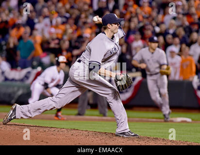 New York Yankees relief pitcher Andrew Miller (48) funziona nel nono inning contro i Baltimore Orioles a Rigogolo Park a Camden Yards a Baltimora, MD Lunedì, 13 aprile 2015. Gli Yankees ha vinto il gioco 6 - 5. Credito: Ron Sachs / CNP (restrizione: n. Foto Stock