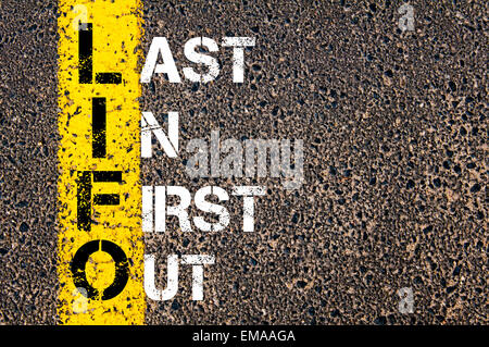 Acronimo di Business LIFO - Last In First Out. Vernice gialla linea sulla strada contro lo sfondo di asfalto. Immagine concettuale Foto Stock
