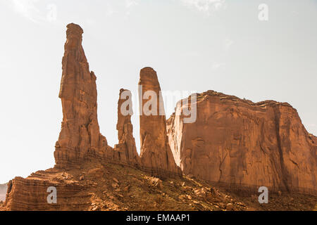 Le tre sorelle in Monument Valley tribù parco sotto il cielo blu Foto Stock