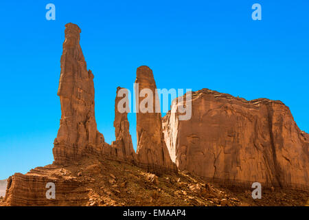 Le tre sorelle in Monument Valley tribù parco sotto il cielo blu Foto Stock