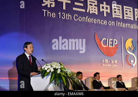 Shenzhen, Cina la provincia di Guangdong. Xviii Apr, 2015. Chinese Vice Premier Ma Kai parla alla cerimonia di apertura della XIII Conferenza Internazionale sul scambio di professionisti (CIEP) a Shenzhen, Cina del sud della provincia di Guangdong, 18 aprile 2015. © Mao Siqian/Xinhua/Alamy Live News Foto Stock