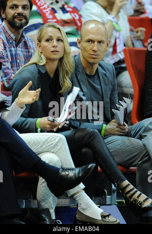 Monaco di Baviera, Germania. Xvii Apr, 2015. Del Bayern Monaco soccer pro Arjen Robben (r) si siede nella gabbia durante la Bundesliga basket match Bayern Munich vs cesti Brose Bamberg a Monaco di Baviera, Germania, il 17 aprile 2015. Foto: Andreas Gebert/dpa/Alamy Live News Foto Stock