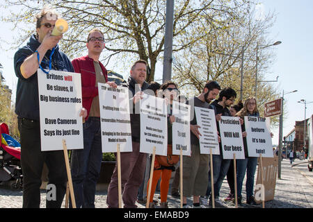 Bristol, Regno Unito. Xviii Apr, 2015. Gli attivisti in scena una protesta nel centro città di Bristol contro i negoziati sugli scambi commerciali tra Europa e Stati Uniti conoscono come TTIP, gli scambi e gli investimenti transatlantici di partenariato. I contestatori dicono che la trattativa commerciale avrebbe gravi conseguenze negative per il Regno Unito, compresa la privatizzazione del NHS e riducendo anche il regolamento sulla sicurezza alimentare e la tutela ambientale. Bristol, Regno Unito. Il 18 aprile 2015. Credito: Fotografia Redorbital/Alamy Live News Foto Stock