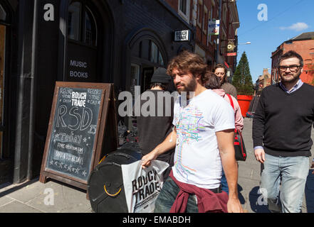 Broad Street, Hockley, Nottingham, Regno Unito. Il 18 aprile 2015. La folla fuori della Rough Trade record store nel quartiere creativo di Nottingham per l'ottava edizione del Record Store Day. Questo è un giorno ogni anno da record indipendenti negozi e artisti celebrare la musica , edizione limitata in vinile e CD rilascia lungo i prodotti promozionali sono realizzati esclusivamente per questa giornata e artisti di tutto il mondo fanno le apparizioni speciali e spettacoli. Credito: Mark Richardson/Alamy Live News Foto Stock