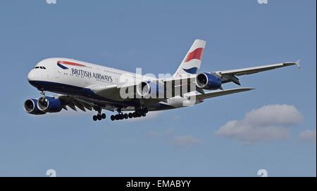 British Airways Airbus A380 (G-XLEF) in atterraggio all'Aeroporto Heathrow di Londra, Inghilterra. Foto Stock