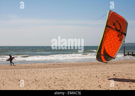 Bournemouth, Dorset, Regno Unito. 18 aprile 2015. UK Meteo: Condizioni meteo molto ventose a Bournemouth Beach come kitesurfer che tiene la tavola si dirige verso il mare. Kitesurfers kite surfer kitesboarders kite boarder kitesurf kite surf kitesboarder kite boarder credito: Carolyn Jenkins/Alamy Live News Foto Stock