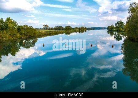 La riflessione di alberi nel fiume Tauber con sky Foto Stock