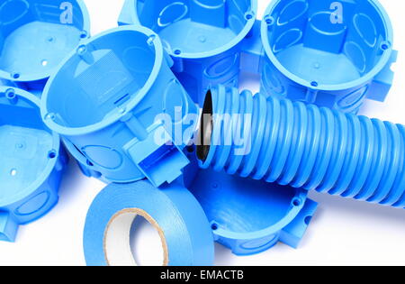 Cumulo di blu scatole elettriche e componenti per l'uso in installazioni elettriche, accessori per lavori di ingegneria Foto Stock