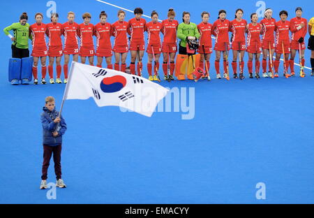 Hastings, Nuova Zelanda. Xviii Apr, 2015. La squadra Coreana line up per il loro inno nazionale al Festival di Hockey, Nuova Zelanda Womens bacchette nere contro la Corea, Unison Sports Park, Hastings, Sabato, Aprile 118 2015. © Azione Sport Plus/Alamy Live News Foto Stock