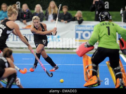 Hastings, Nuova Zelanda. Xviii Apr, 2015. Nuova Zelanda la bacchetta nera Gemma Flynn in attacco al Festival di Hockey, Nuova Zelanda Womens bacchette nere contro la Corea, Unison Sports Park, Hastings, Sabato, Aprile 118 2015. © Azione Sport Plus/Alamy Live News Foto Stock