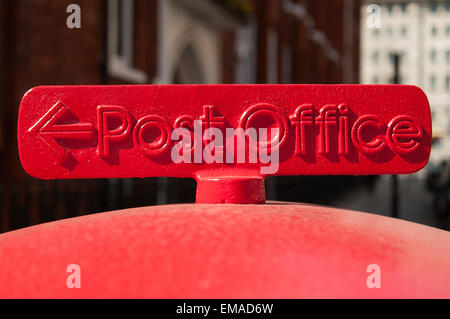 Metallo Post Office dipinte di rosso segno su Londra letterbox Foto Stock