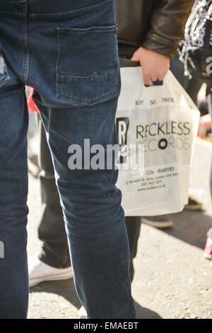 Berwick Street, Londra, Regno Unito. Il 18 aprile 2015. Record Store Day in ed intorno a Berwick Street a Soho. Con musica dal vivo, DJ e speciali edizioni di collezionisti di vinile per il record di raccolta. Credito: Matteo Chattle/Alamy Live News Foto Stock