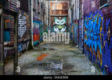 Vicolo tra i vecchi capannoni industriali sul lato est di Vancouver Foto Stock