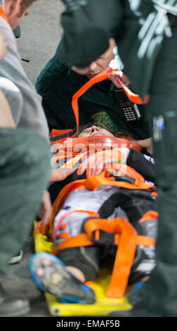 Manchester, Regno Unito. Xviii Apr, 2015. UCI BMX Supercross World Cup. Giorno uno. Felicia Stancil (USA) riceve attenzione medica dopo una caduta durante le Donne Elite sessione pratica. Credito: Azione Sport Plus/Alamy Live News Foto Stock