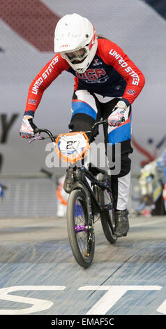 Manchester, Regno Unito. Xviii Apr, 2015. UCI BMX Supercross World Cup. Giorno uno. Felicia Stancil (USA) praticare la sua inizia durante le Donne Elite pratica. Credito: Azione Sport Plus/Alamy Live News Foto Stock