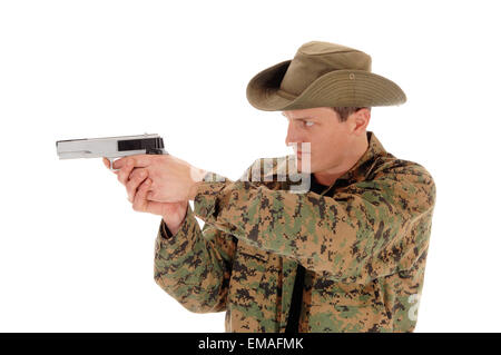 Un primo piano immagine di un soldato in un camuffamento uniforme puntando una pistola, isolati su sfondo bianco. Foto Stock
