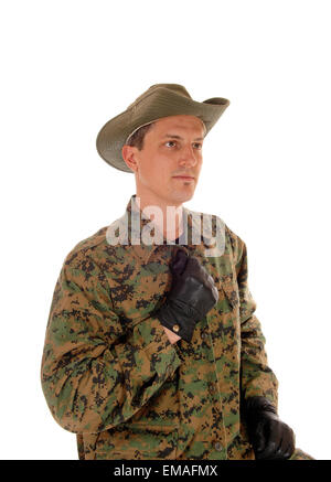 Una foto ritratto di un giovane soldato in camuffamento uniforme con un cappello e guanti neri, isolato per sfondo bianco. Foto Stock