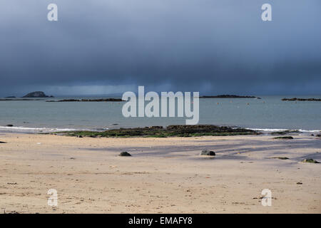 Nuvole scure, West Bay, North Berwick Foto Stock