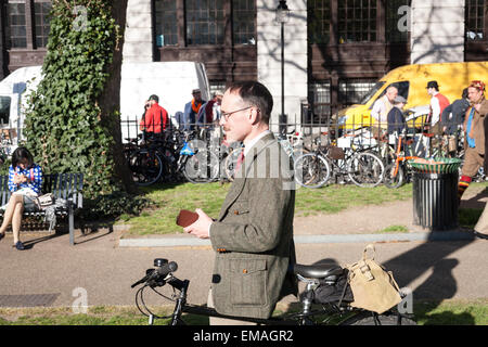 Londra, Regno Unito. 18 Aprile, 2015. I partecipanti nel 2015 Londra Tweed Run raccogliere in Bloomsbury Square Gardens alla fine del giorno dell'evento. Il ciclo annuale di corsa, ora nel suo settimo anno, seguita un 12-Mile corso intorno al centro di Londra, inizio a Trafalgar Square e la finitura a Bloomsbury. Credito: David Cliff/Alamy Live News Foto Stock