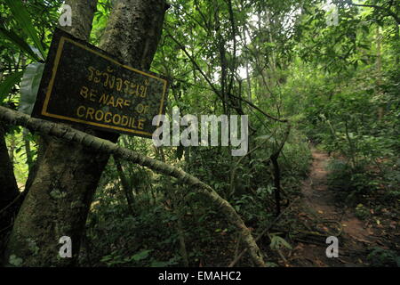 Segnale di avvertimento all'interno del Parco Nazionale di Khao Yai - Thailandia Foto Stock