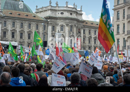 Monaco di Baviera, Germania - 18 Aprile 2015: manifestanti giro in vigore per protestare TTIP trattativa commerciale, gli scambi e gli investimenti transatlantici di partenariato, a Monaco di Baviera in Germania. Foto Stock