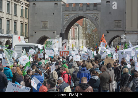 Monaco di Baviera, Germania - 18 Aprile 2015: manifestanti giro in vigore per protestare TTIP trattativa commerciale, gli scambi e gli investimenti transatlantici di partenariato, a Monaco di Baviera in Germania. Foto Stock