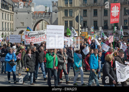 Monaco di Baviera, Germania - 18 Aprile 2015: manifestanti giro in vigore per protestare TTIP trattativa commerciale, gli scambi e gli investimenti transatlantici di partenariato, a Monaco di Baviera in Germania. Foto Stock