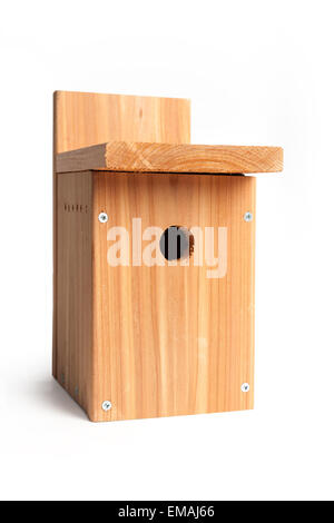 Legno DIY birdhouse con sfondo bianco Foto Stock