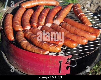 Salsicce su sfondo barbeque Foto Stock