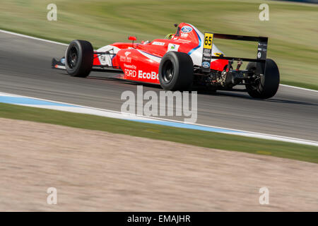 Donington Park, Donington Castle, Regno Unito. 18 Aprile, 2015. Enaam Ahmed e Arden International Formula Ford rigidi durante il MSA Formula sessione di prove libere sul circuito di Donington Park. Credito: Gergo Toth/Alamy Live News Foto Stock