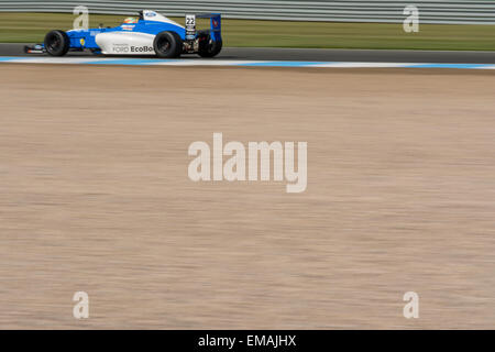 Donington Park, Donington Castle, Regno Unito. 18 Aprile, 2015. Tarun Reddy (India) e Double R di Formula Ford rigidi durante il MSA Formula sessione di prove libere sul circuito di Donington Park. Credito: Gergo Toth/Alamy Live News Foto Stock