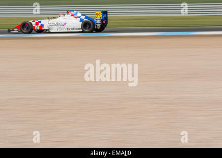 Donington Park, Donington Castle, Regno Unito. 18 Aprile, 2015. Josh Smith e Fortec rigidi durante il MSA Formula sessione di prove libere sul circuito di Donington Park. Credito: Gergo Toth/Alamy Live News Foto Stock