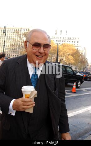 File. Xvii Apr, 2015. Immobiliare americano developer Alfred Taubman, che hanno cambiato il volto della vita suburbana da diffusione indoor centri commerciali per lo shopping, è morto all età di 91. A. Alfred Taubman, il suo primo nome fu Adolph, è nato il 31 gennaio 1924, nel Michigan a tedesco immigrati ebrei."Ho iniziato a lavorare quando avevo 9, ' ha detto a un intervistatore nel 2007. "Volevo fare un po' di soldi." Nella foto - nov. 28, 2001 - New York New York, Stati Uniti - A. Alfred Taubman arriva come ex presidente di Sotheby's holdings in prova per la fissazione del prezzo. © Globo foto/ZUMAPRESS.com/Alamy Live News Foto Stock