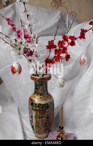 Vaso con rami di bloom decorazione uova di Pasqua di porcellana Foto Stock