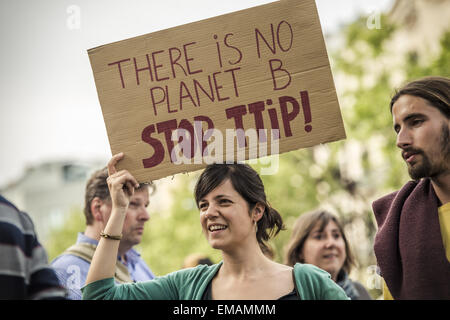 Barcellona, Catalonia, Spai. Xviii Apr, 2015. Manifestanti con i loro cartelloni partecipare nel marzo di migliaia attraverso Barcellona per protestare contro l'TTIP e CETA accordi commerciali © Matthias Oesterle/ZUMA filo/ZUMAPRESS.com/Alamy Live News Foto Stock