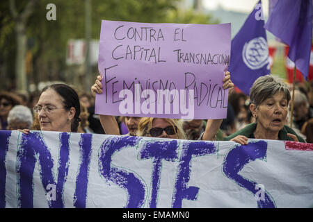 Barcellona, Catalonia, Spai. Xviii Apr, 2015. Manifestanti con i loro cartelloni partecipare nel marzo di migliaia attraverso Barcellona per protestare contro l'TTIP e CETA accordi commerciali © Matthias Oesterle/ZUMA filo/ZUMAPRESS.com/Alamy Live News Foto Stock