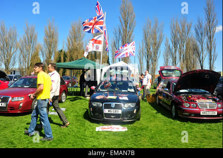 Automobili inglesi e bandiere del decimo orgoglio di Longbridge Rally con centinaia di veicoli che laminati della linea di produzione a Longbridge. La manifestazione annuale è un ricordo della fabbrica di Longbridge chiusura che è avvenuto nel mese di aprile del 2005 e ha portato nel 6000 lavoratori che perderanno il loro posto di lavoro. Credito: Jonny bianco/Alamy Live News Foto Stock