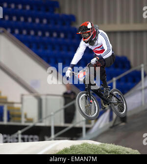 Manchester, Regno Unito. Xviii Apr, 2015. UCI BMX Supercross World Cup. Giorno uno. Liam Phillips (GBR) durante la sua vincita Mens Elite Crono Race. Credito: Azione Sport Plus/Alamy Live News Foto Stock