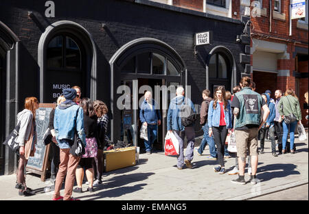 Broad Street, Hockley, Nottingham, Regno Unito Il 18 aprile 2015. La folla fuori della Rough Trade record store nel quartiere creativo di Nottingham per l'ottava edizione del Record Store Day. Questo è un giorno ogni anno da record indipendenti negozi e artisti celebrare la musica , edizione limitata in vinile e CD rilascia lungo i prodotti promozionali sono realizzati esclusivamente per questa giornata e artisti di tutto il mondo fanno le apparizioni speciali e spettacoli. Credito: Mark Richardson/Alamy Live News Foto Stock