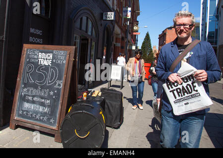 Broad Street, Hockley, Nottingham, Regno Unito Il 18 aprile 2015. La folla fuori della Rough Trade record store nel quartiere creativo di Nottingham per l'ottava edizione del Record Store Day. Questo è un giorno ogni anno da record indipendenti negozi e artisti celebrare la musica , edizione limitata in vinile e CD rilascia lungo i prodotti promozionali sono realizzati esclusivamente per questa giornata e artisti di tutto il mondo fanno le apparizioni speciali e spettacoli. Credito: Mark Richardson/Alamy Live News Foto Stock