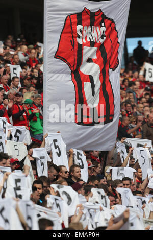 Leverkusen, Germania, Apr 18 2015, sport soccer, Bundesliga, giornata 29, Bayer 04 Leverkusen vs Hannover 96: Sostenitori di Leverkusen Visualizza camicie con squad numero cinque di Emir Spahic, che è stato rilasciato dal suo contratto a seguito di una lotta con il personale di sicurezza dopo una partita di coppa contro il Bayern Monaco di Baviera il 8 aprile 2015. Credito: Juergen schwarz/Alamy Live News Foto Stock