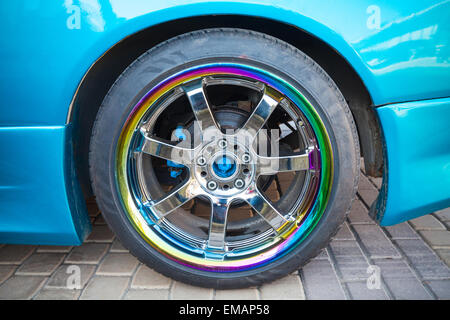 Blu moderne auto sportive frammento con ruota colorata sul disco metallico, closeup photo Foto Stock