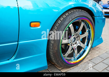 Blu moderne auto sportive frammento, ruota colorata sul disco metallico, closeup foto con messa a fuoco selettiva e DOF poco profondo Foto Stock