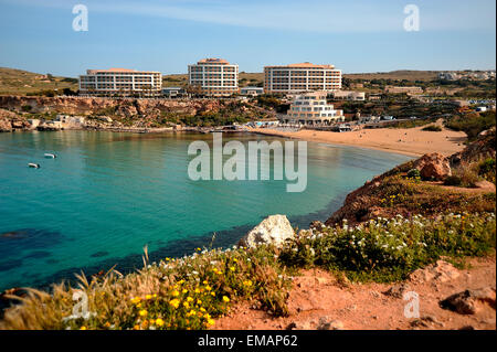 La spiaggia e il Radisson SAS Golden Sands Resort & Spa Golden Bay, Malta Foto Stock