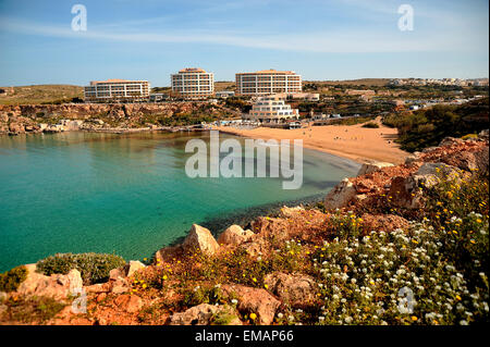 La spiaggia e il Radisson SAS Golden Sands Resort & Spa Golden Bay, Malta Foto Stock