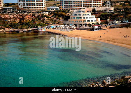 La spiaggia e il Radisson SAS Golden Sands Resort & Spa Golden Bay, Malta Foto Stock